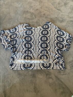 Printed Short Sleeve Flowy Top in Navy and White